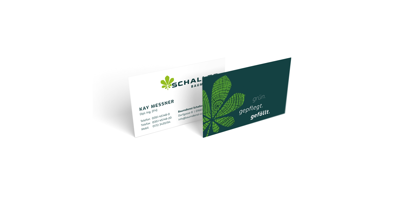Zwei Visitenkarten für Schall Bau, eine mit dem Logo und den Kontaktdaten auf weißem Hintergrund, die andere mit einer grünen Blattgrafik und der Aufschrift grün. gepflegt. gewillt. auf dunkelgrünem Hintergrund.