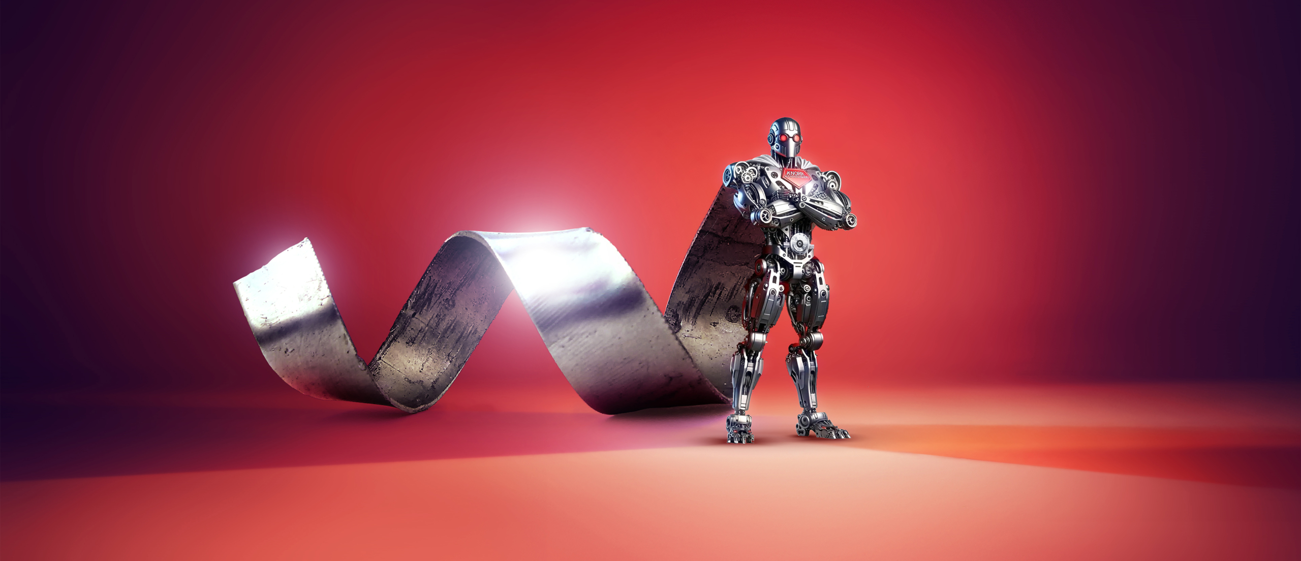 Ein humanoider Roboter steht mit verschränkten Armen neben einer metallischen, gedrehten Bandform auf einem roten und violetten Hintergrund mit Farbverlauf. Das Licht wird sowohl vom Roboter als auch vom Band reflektiert.