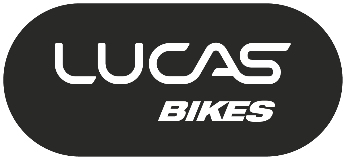 Ein schwarzes ovales Logo mit dem Wort LUCAS in fetten, modernen weißen Buchstaben über dem Wort BIKES in kursiven, weißen Großbuchstaben.