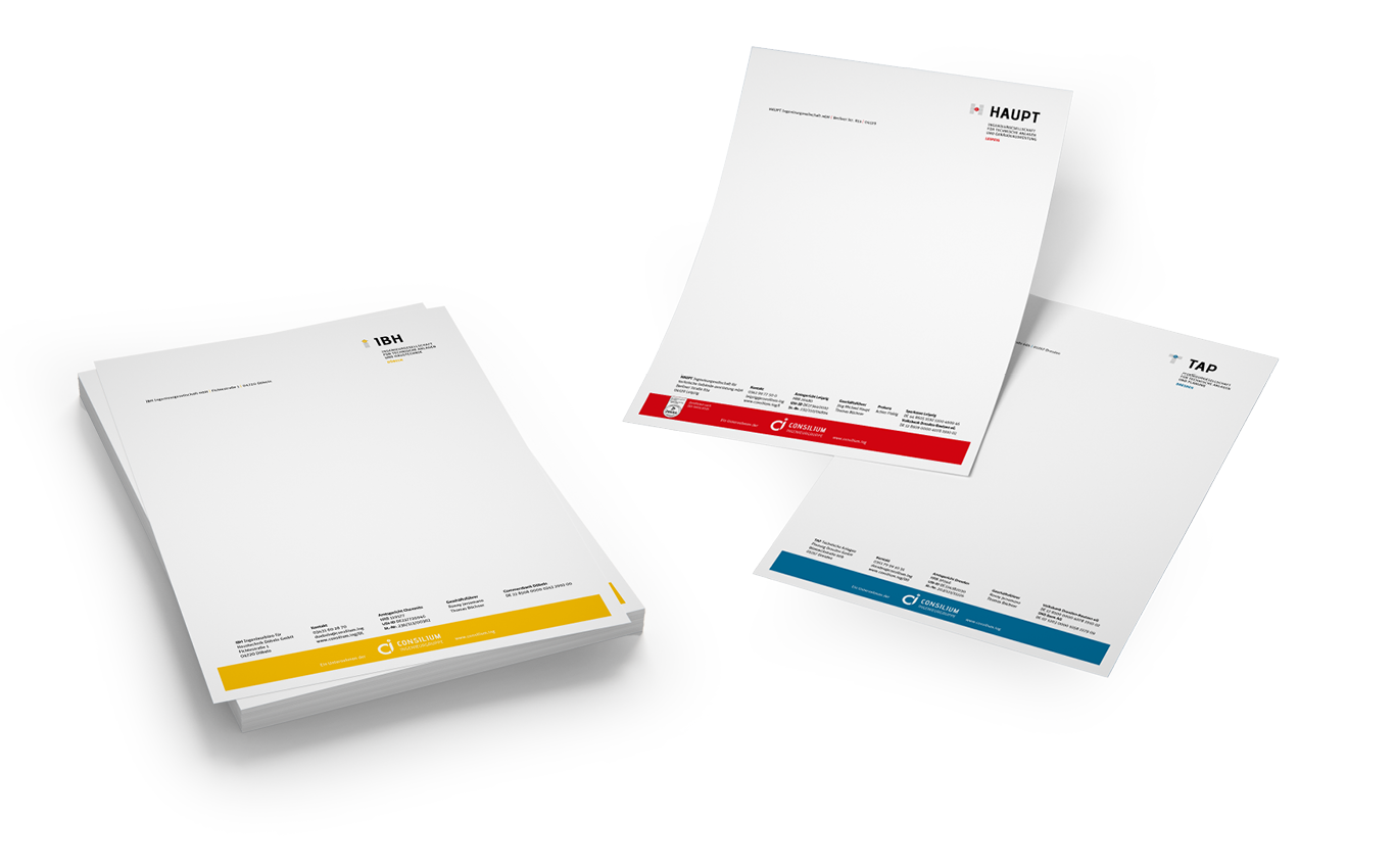 Drei Stapel Briefpapier mit gelben, roten und blauen Rändern und Kopfzeilen zeigen das Logo von Vollblut Herbrig Präzisionsdrehteile, die Kontaktdaten und ein minimalistisches Design auf klarem weißen Hintergrund.
