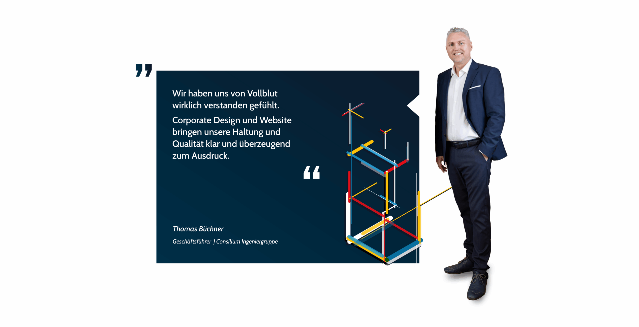 web-Consilium_Testimonial Ein Mann in Geschäftskleidung steht lächelnd neben einem blauen Kasten mit einem Zitat in deutscher Sprache, geometrischen 3D-Linien und seinem Namen und Titel, Thomas Büchsner, Geschäftsführer / Consultim Ingenieurgruppe.