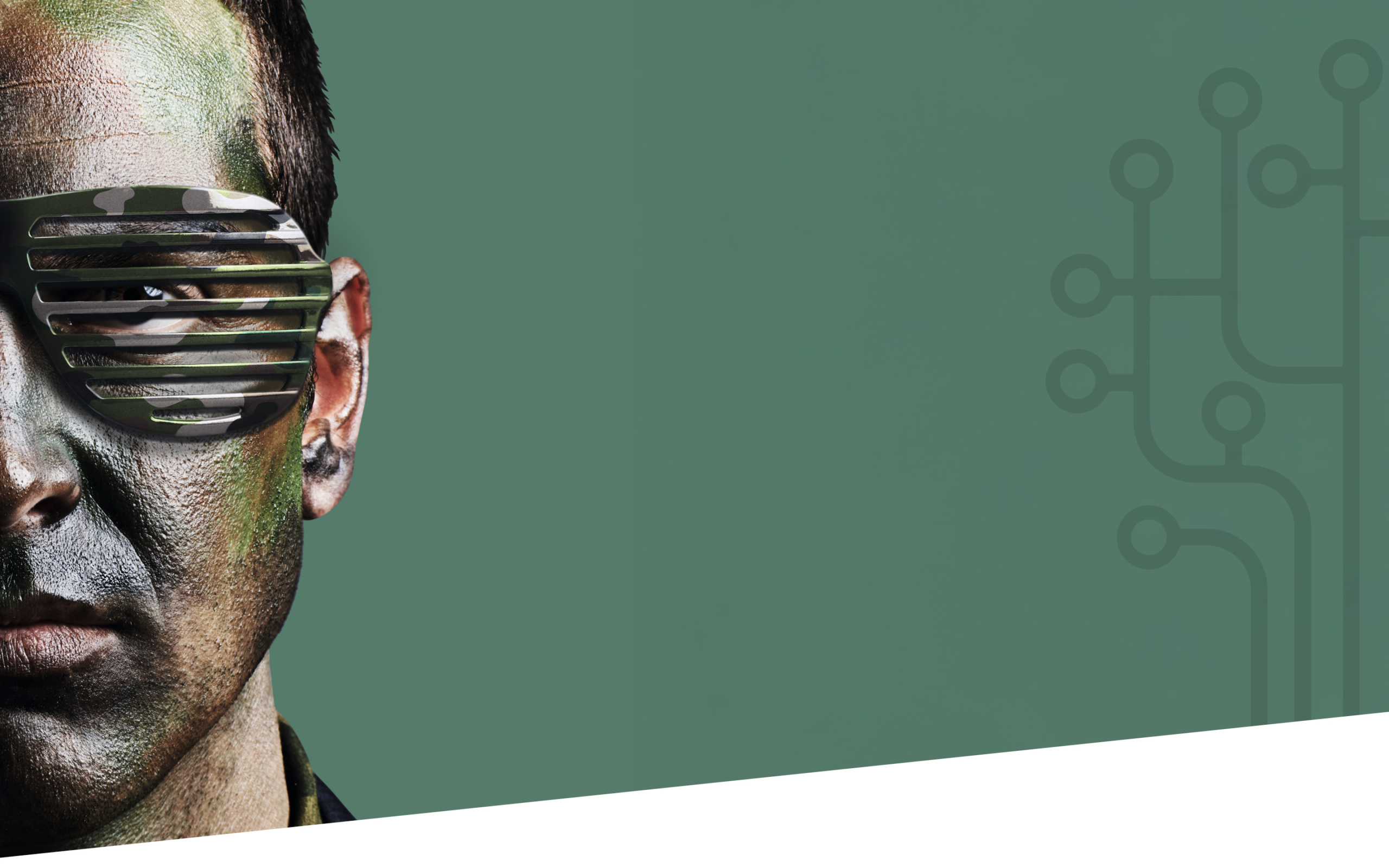 Ein Mann mit Tarnfarbe im Gesicht und einer gestreiften Sonnenbrille mit Tarnmuster blickt nach vorne. Der Hintergrund ist grün mit einer subtilen, kreisförmigen Grafik auf der rechten Seite.