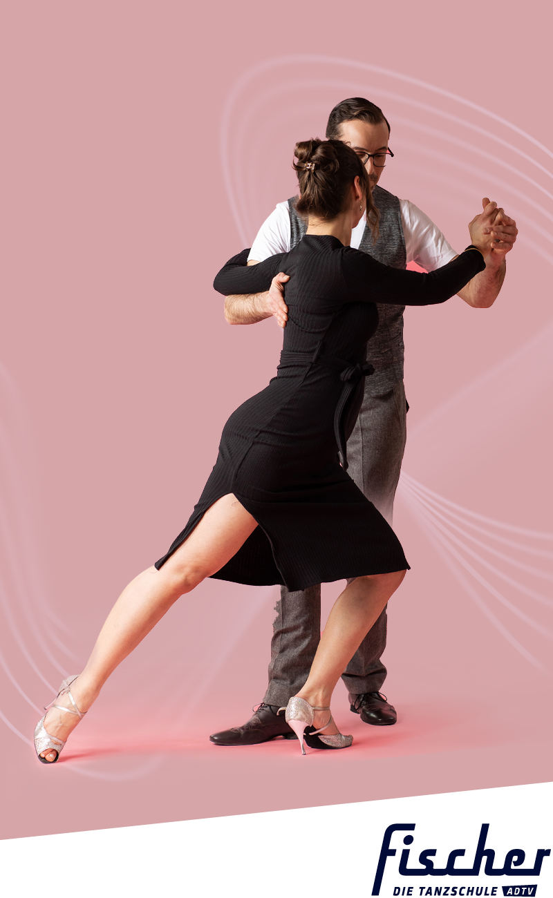 Ein Mann und eine Frau tanzen zusammen in eleganter Kleidung, wobei die Frau in einem schwarzen Kleid eine dramatische Pose einnimmt. Vor einem rosafarbenen Hintergrund mit abstrakten Motiven erscheint das Logo von Baumdienst Schaller neben Fischer Die Tanzschule Vaduz am unteren Rand.