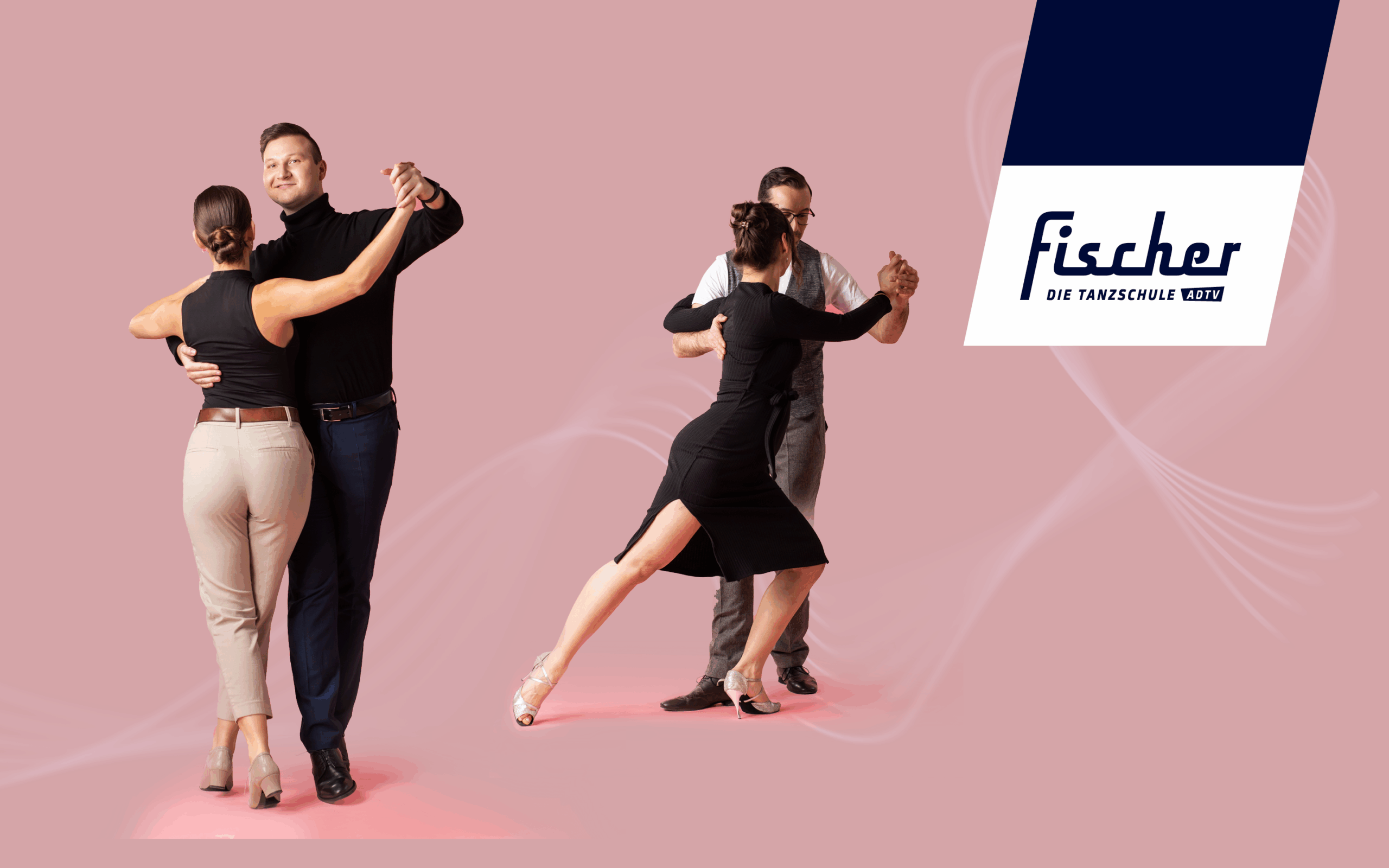 Zwei Paare tanzen vor einem rosa Hintergrund. Ein Paar trägt formelle schwarze Kleidung, während das andere eher leger gekleidet ist. Ein marineblaues und weißes Fischer Die Tanzschule-Logo und ein dezenter Baumdienst Schaller-Vermerk erscheinen in der oberen rechten Ecke.
