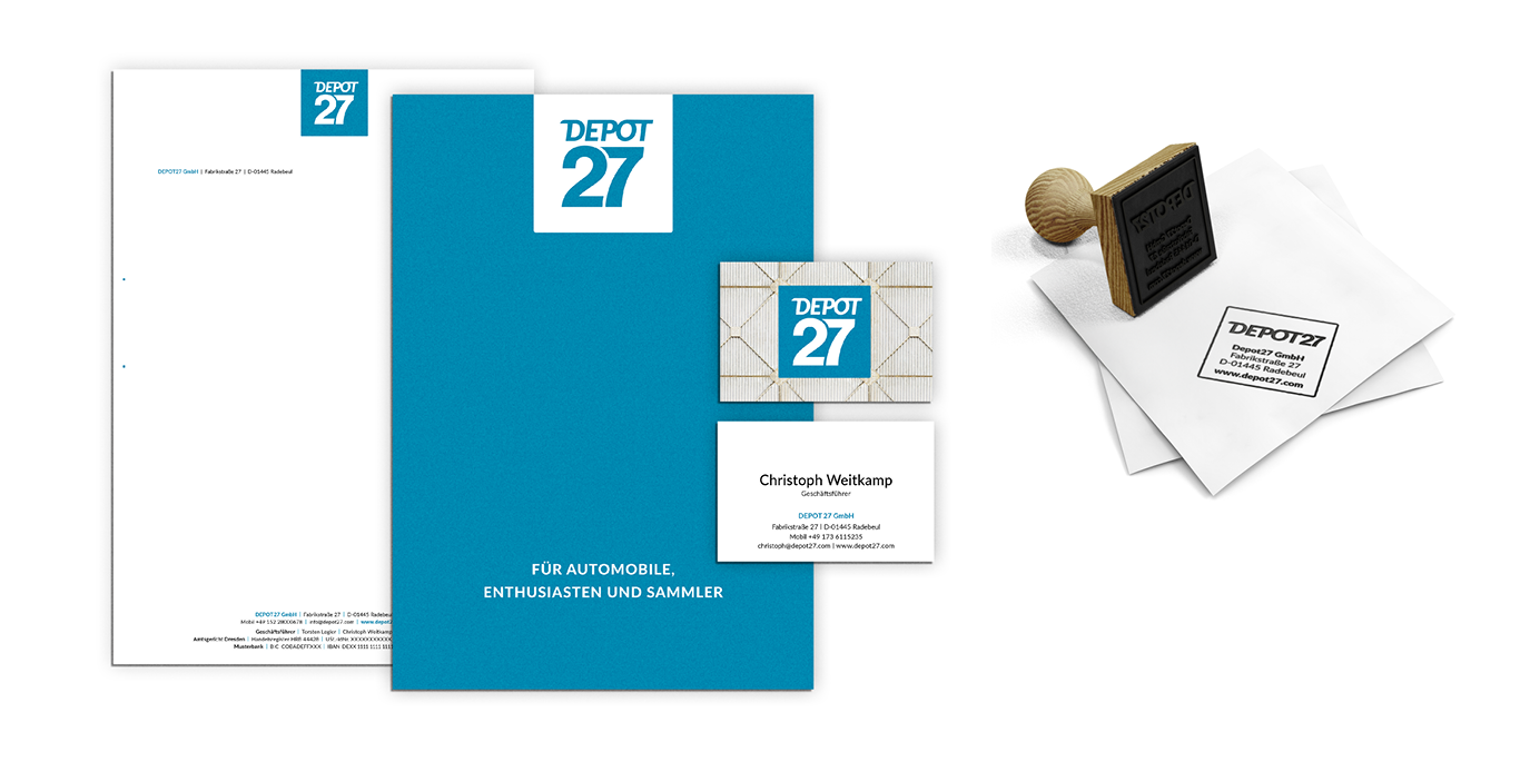 Ein Briefpapierset mit dem Logo "Depot 27", bestehend aus einer blauen Mappe, Briefpapier, Visitenkarten, Umschlägen und einem Stempel, alles in einem klaren, modernen Stil.